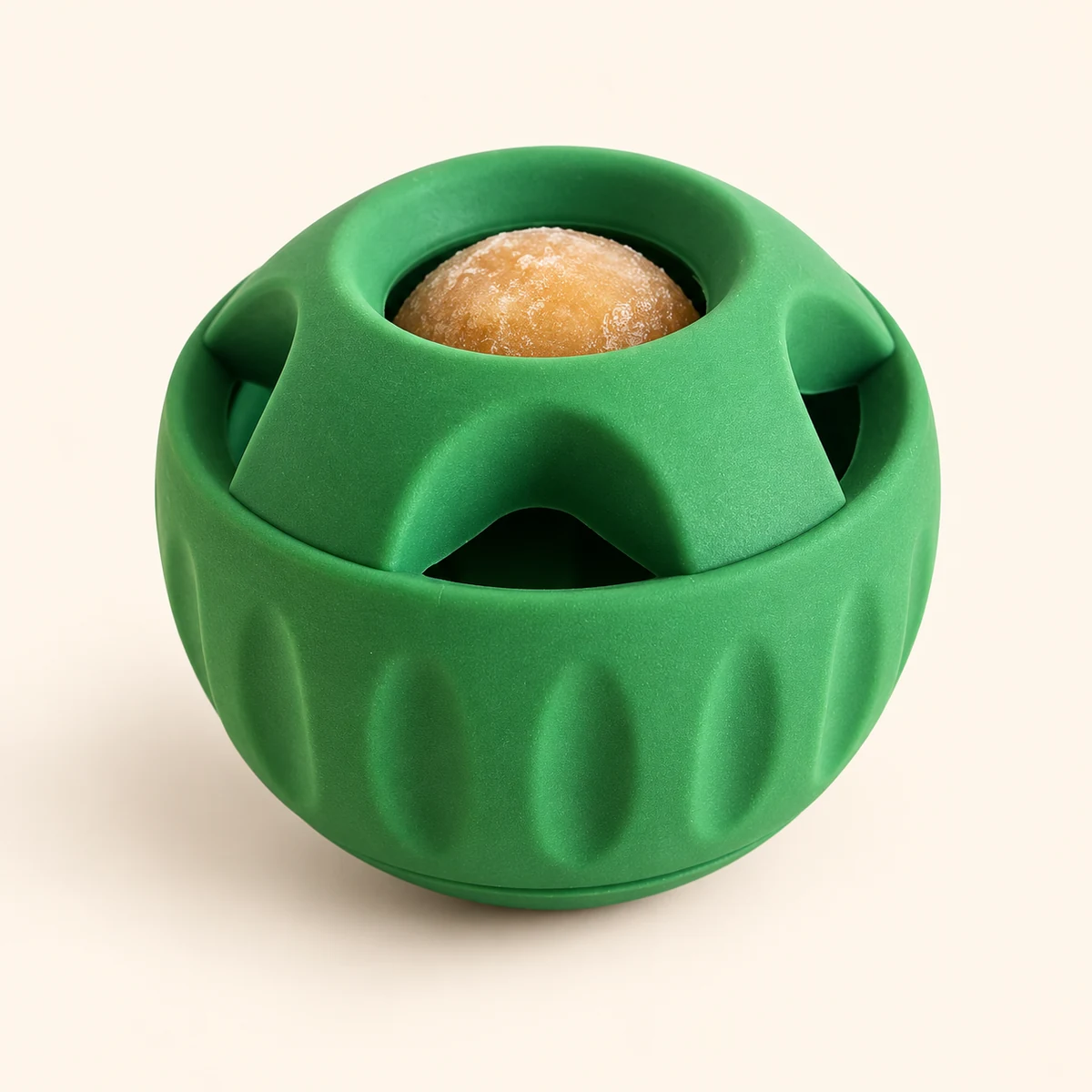 Pelota rellenable verde con ejemplo de premio dentro; alimento no incluido