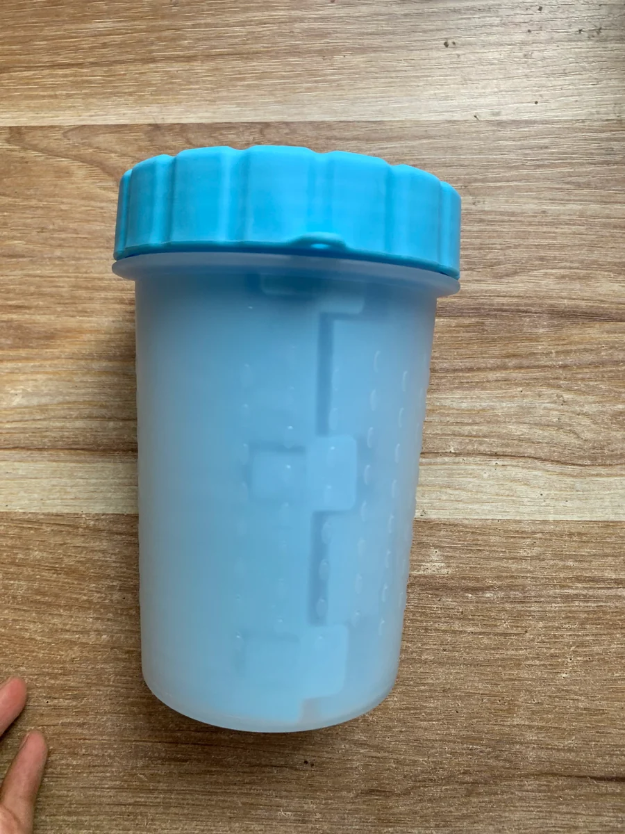 Otra vista de Vaso limpiapatas azul