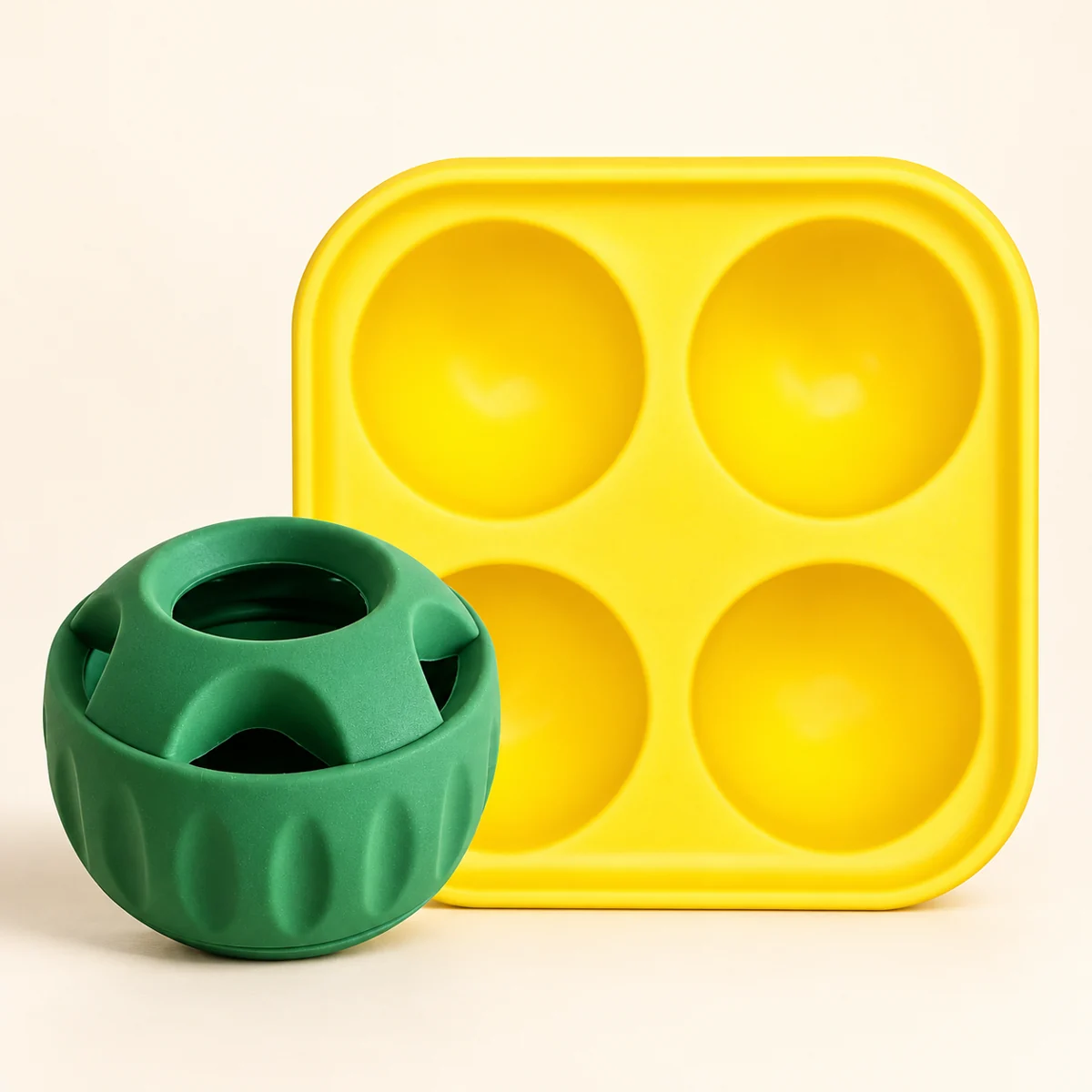Set verde: pelota rellenable y molde amarillo de cuatro cavidades; alimento no incluido